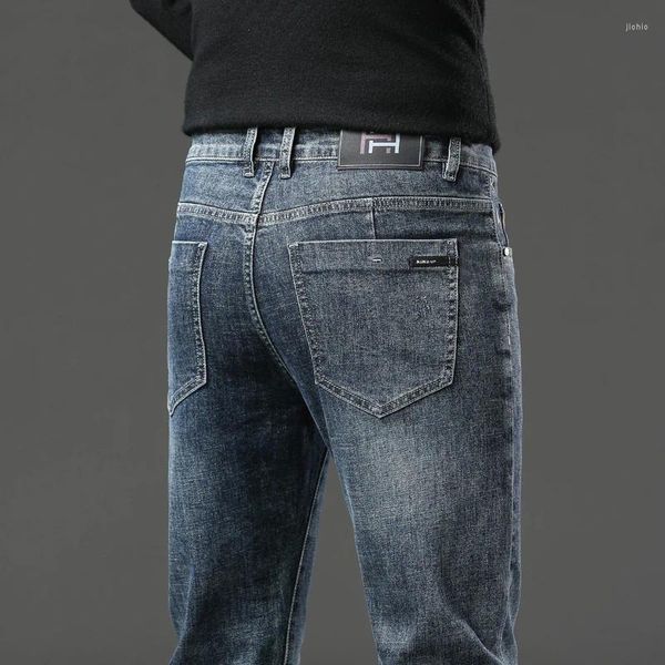 Jeans da uomo 2023 autunno slim dritto business casual moda graffio ricamo design pantaloni in denim elasticizzato di cotone di marca