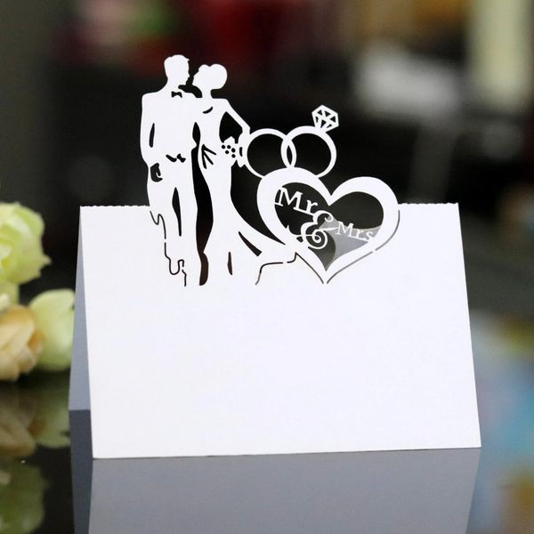 50pcs/Los Papier Hochzeitstischkarte Schmetterling Kuss Hände Platz für Hochzeitsfeier Dekoration Bevorzugung Marrige Sitzkarte Tischdekoration