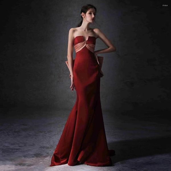 Abiti da passerella Elegante rosso mattone Celebrity Satin Grande fiocco senza spalline Sirena senza maniche Sexy Slim Fit Abiti da ballo lunghi da sposa