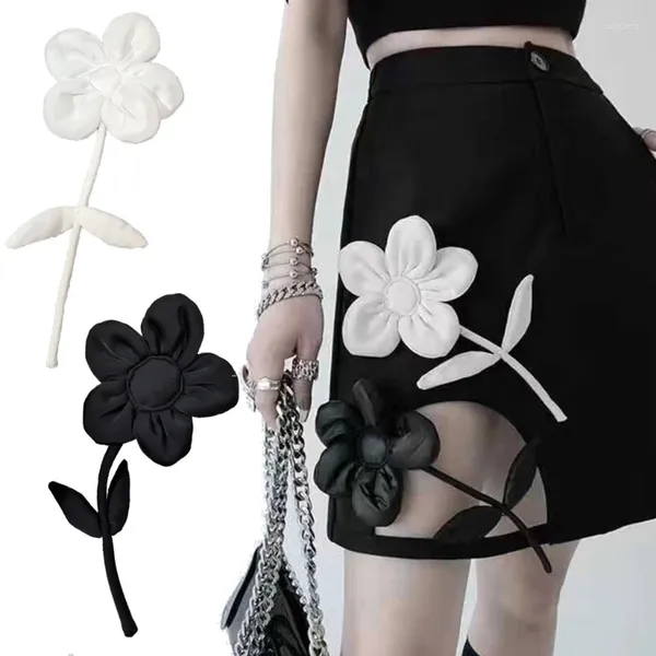 Spille Spilla a fiore in tessuto bianco nero Spilla esagerata Gioielleria di moda per accessori per colletto di camicia da donna