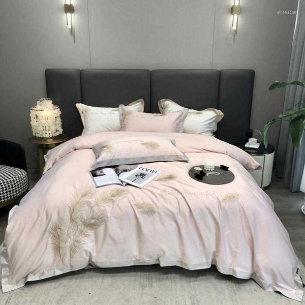 Set di biancheria da letto Set di biancheria da letto King Queen Size Copriletto con ricami di piume 4 pezzi Set di cotone egiziano Biancheria da letto matrimoniale Lenzuola bianche rosa Raso