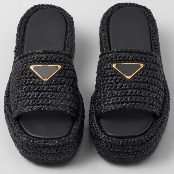 Sandálias Raffia Flatform Textura sofisticada de ráfia tecida dá forma ao design dessas sandálias com sola plana esmaltada Metal Triangle Logo 1XZ761