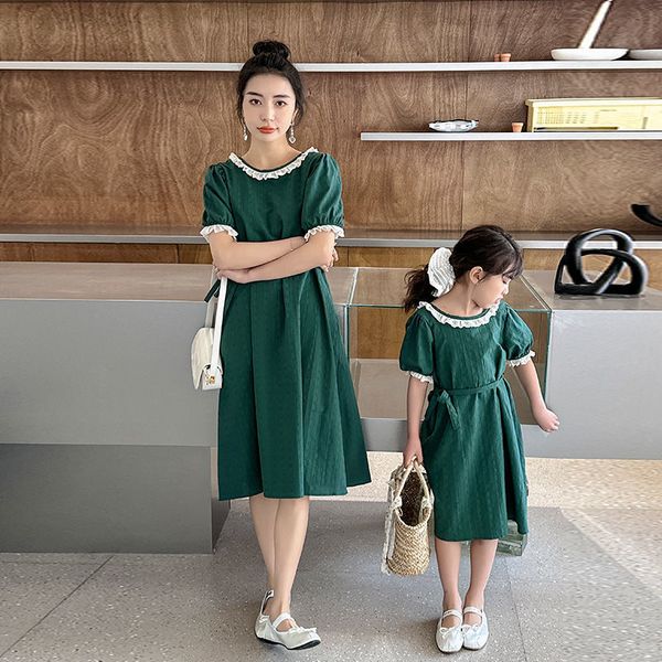 Família combinando roupas mamãe e filha vestido combinando verão mãe filho garotas de férias marítimas vestidos de princesa coreanos roupas familiares 230421