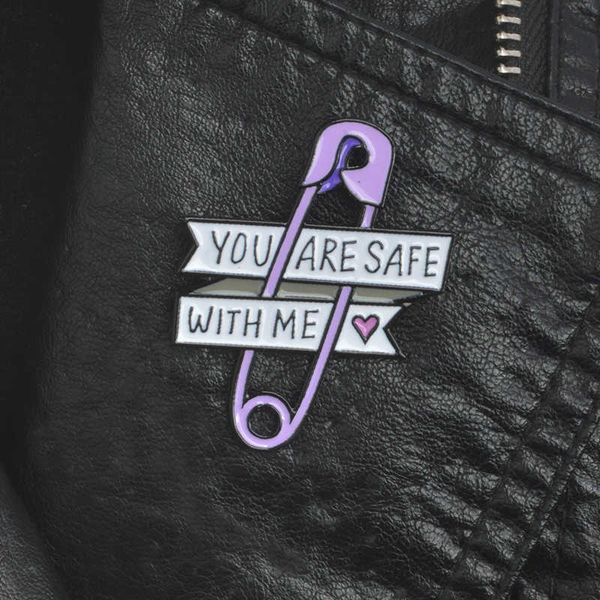 Pins Broschen You Are Safe With Me Sicherheitsnadel Broschen Anstecknadeln aus Hartemaille Rucksack Jacken Taschen Accessoires für Männer Frauen Paar Z0421