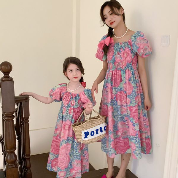 Familie passende Outfits Sommer Mutter und Tochter passendes Kittelkleid Mutter Baby Mädchen gleiche gesmokte Kleider mit Blumendruck Damen Boutique Frock 230421