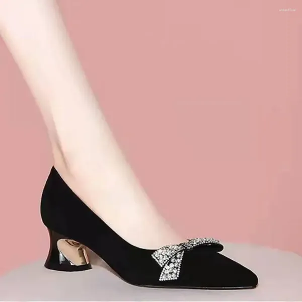 Sapatos de vestido Mulheres Calçados de Verão Diamante para Mulher 2023 Noite com Arco Preto Apontou Toe Strass Cristais Médio Salto Moda