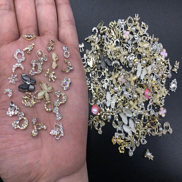 Decorações de arte de unhas 50/100 unidades atacado liga de unhas misturadas em massa aleatória strass diamante suprimentos de unhas encantos de jóias de metal para manicure de luxo 231121