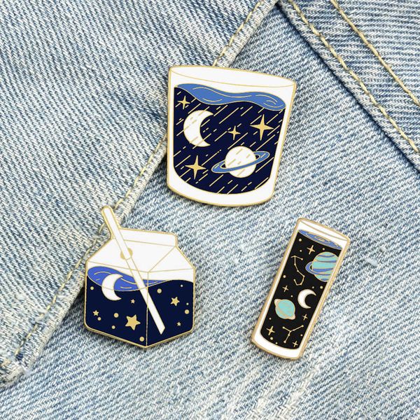 Pinos broches desenho animado romântico estrelado céu lua de lua com cota de leite de leite copo de lapela para mochila astrofilo