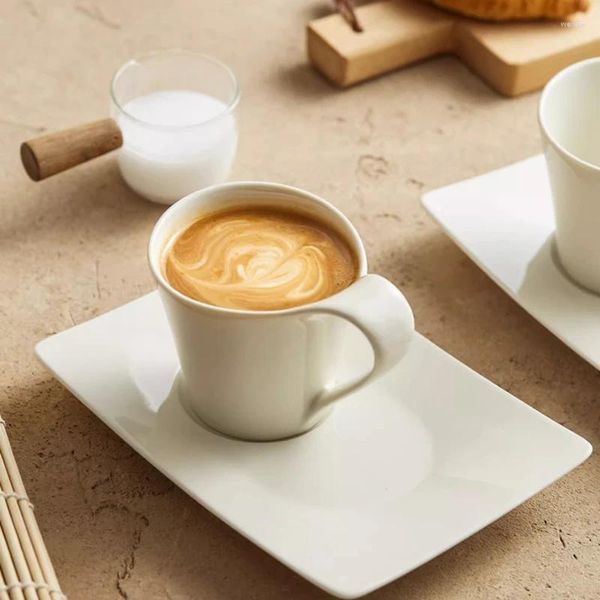 Tazze Set semplice tazza da caffè e piattino in ceramica americana concentrata con orecchio sospeso Set creativo per tè pomeridiano, vassoio da dessert, mattina