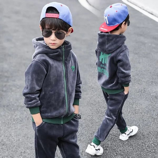 Set di abbigliamento Set per bambini Double face Velluto Lettera di moda con cappuccio 2 pezzi Felpe con cappuccio Cappotto Pantaloni Bambini Ragazzi Tuta per l'autunno inverno 231120