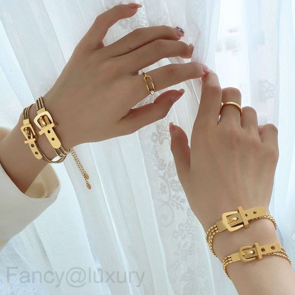 Gioielli con bracciale a catena a tre strati con fibbia per cintura in oro 18 carati placcato in acciaio al titanio alla moda