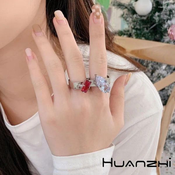 Cluster Ringe HUANZHI Metall Persönlichkeit Ring Trendy Glänzend Rot Rechteckige Zirkonia Asymmetrische Doppel Finger Für Frauen Party Schmuck 2023