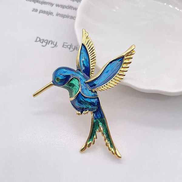 Pins Broschen 2022 New Cute Vivid Flying Bird Brosche Damen Winter Tier Kolibri Phoenix Pigeon Crane Flamingo Pin Buckle Party Leisure Z0421