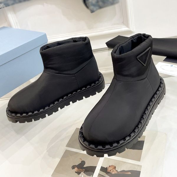 Inverno novas botas de salto plano designer clássico metal triângulo sinal famosa marca feminina botas de neve dedo do pé redondo sola grossa aumento não slides manga curta senhoras bota