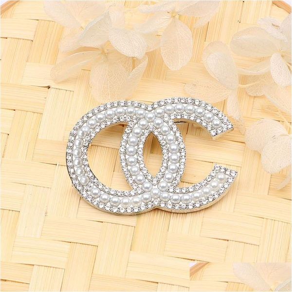 Pins Broschen Großhandel Luxus Esigner Brief Pins Frauen 100 Stil Kristall Perle Strass Cape Schnalle Brosche Anzug Pin Hochzeit Teil Dhkfu