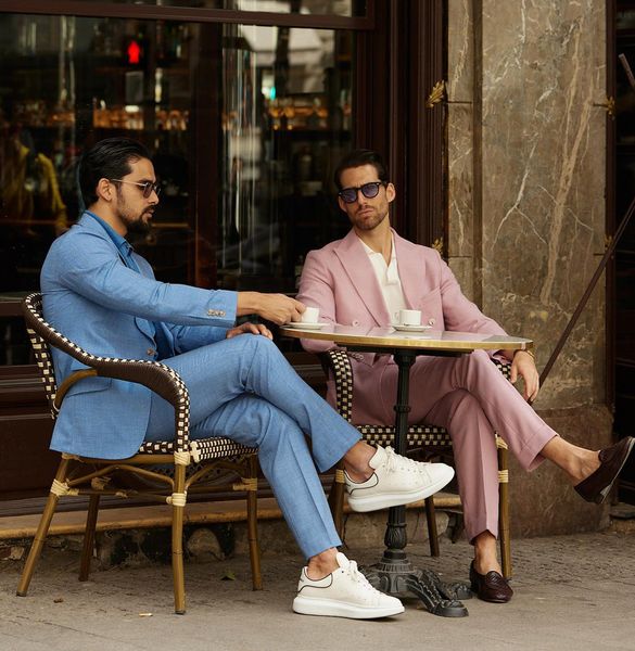 Pembe erkeklerde yeni smokin çift göğüslü çentikli yakalı damat iki parça ceket ve pantolon giyiyor