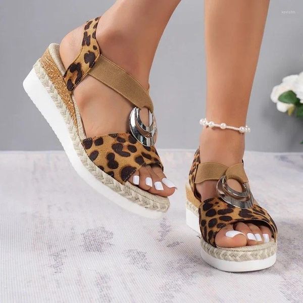 Sapatos de vestido moda leopardo impressão sandálias femininas 2023 decoração de metal cunhas sandalias mujer leve antiderrapante gladiador mulheres