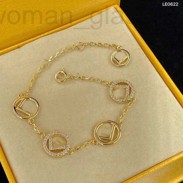 Charm Bilezikler Tasarımcı Lüks Mücevher Tasarımcıları Bilezik için Kadın Moda Kemer Mektubu F Tasarımcı Altın Klasik Simpie Stil Kolye 2304128PE EMTY