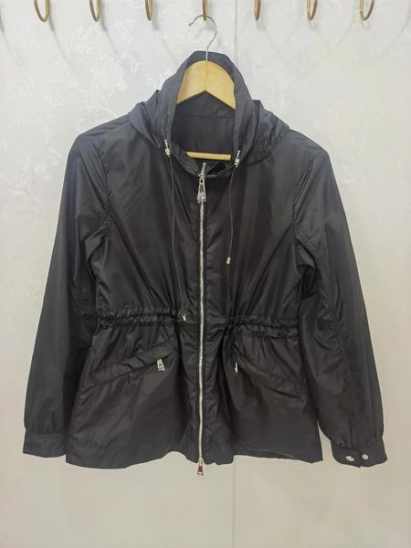 Damen Trenchcoats Frühjahr/Sommer 2023 Sonnenschutzanzug mit Kapuze, kurz, locker, entspannt, Windjacke, weiß, schwarz, hochwertige Jacke