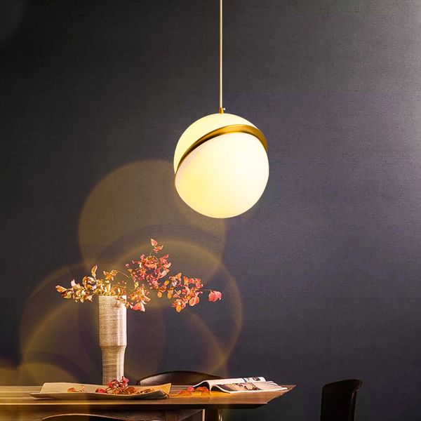 Lampada a sospensione moderna Soggiorno Sala da pranzo Bar Semplice Decorazione da comodino Camera da letto in stile dorato Lampadario a LED rotondo a sfera piccola