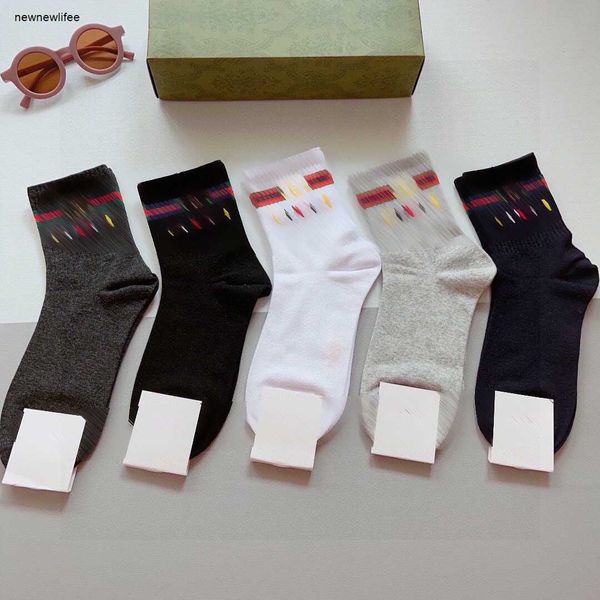 Designer-Männersocken, modische Socken mit Buchstaben-Logo, bequeme Markensocken mit mittlerer Wade, fünf Paar in einer Box, Herrenbekleidung, 21. Nov