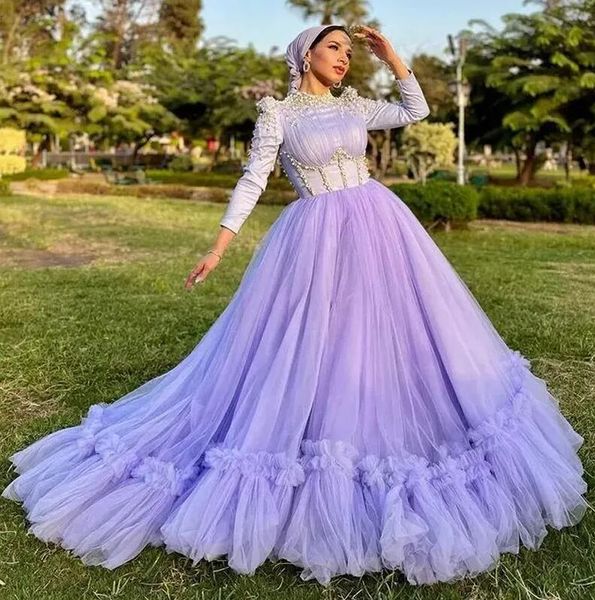 Lavanda Hijab Arabo Dubai Abiti da ballo 2024 Maniche lunghe Increspature Abito da sera musulmano Abito da sera pesante Perle islamiche Donne