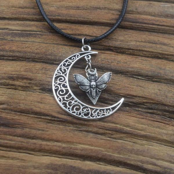 Ketten 1pcs Wicca-Hexe-Schädel-Motten-Halskette unter dem Mond-Schmuck