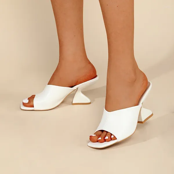 Sapatos de chinelos da primavera e verão femininos colhidos de couro brilhante de salto alto