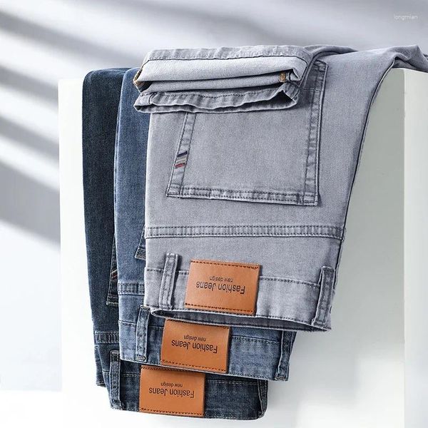 Jeans da uomo sottili di marca di abbigliamento grigio chiaro dritti larghi pantaloni di jeans maschili elasticizzati casual di alta qualità