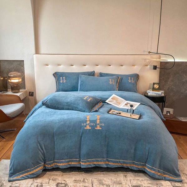 Moda King Size Bedding Itens domésticos Cor criativa de cor sólida com letras 4pcs decoração de sala de sala de luxo, vestido de cama de acessórios