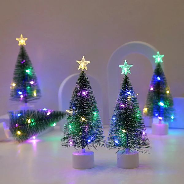 Decorazioni natalizie Mini alberi di Natale con decorazioni luminose a LED Artigianato da tavolo Regalo di Natale fai da te Pennello verde Alberi Ornamenti di neve invernale in plastica 231121