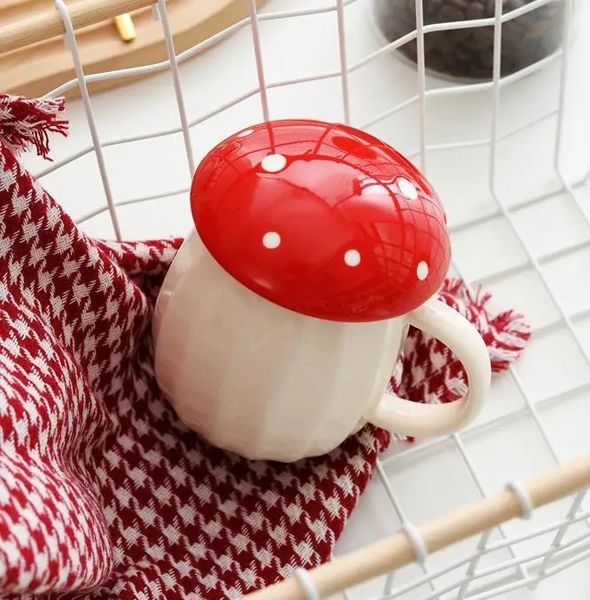 Tazze Tazze da caffè creative a forma di fungo con coperchio rosso da 300 ml Tazza da latte in ceramica con manico Regalo per le donne Mamma Bicchieri 231122