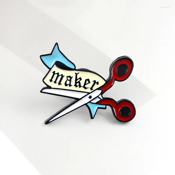 Броши MAKER Red Scissors Металлическая Эмалированная Брошь Личность Модельер Работа Дарен Значок Булавка Симпатичная Модная Одежда Шляпа Ювелирные Изделия Подарок