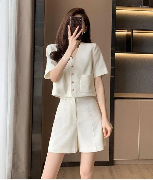 Tute da donna 2023 Abito estivo Set corto Coreano Chic ed elegante scollo a V Beige Top Fashion Pantaloncini a gamba larga Set da 2 pezzi Abiti da donna