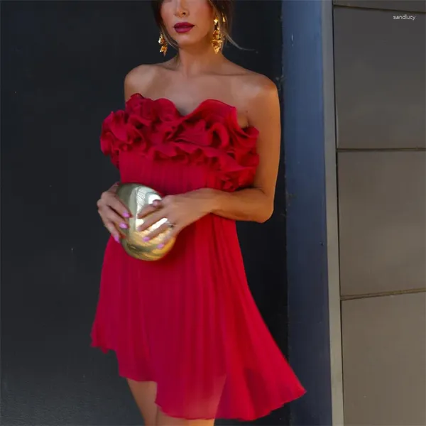 Casual Dresses Frau Elegantes rotes dünnes trägerloses Minikleid 2023 Sommer Weibliche Mode Rüschen Party Kurz Hohe Taille Plissee