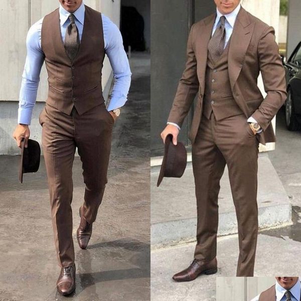 Smoking da sposa Classico abbigliamento da sposo britannico Abiti da uomo Slim Fit Risvolto con visiera Prom Uomo Groomsmen Blazer Disegni Giacca Pantaloni Cravatta Gilet D Dhbqa