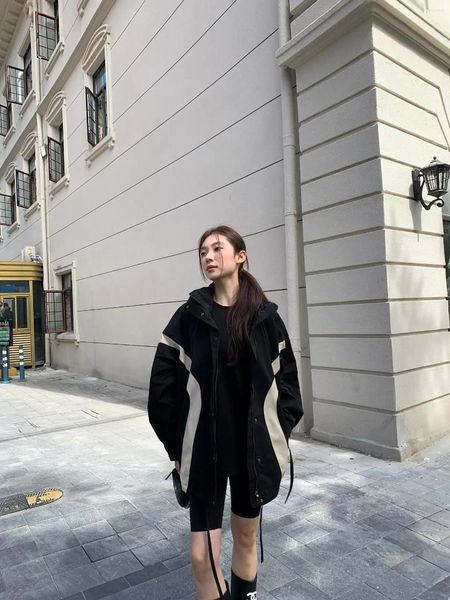 Trench da donna 2023 Autunno/Inverno in bianco e nero a contrasto in vita con cintura di carica Cappotto da donna a maniche lunghe