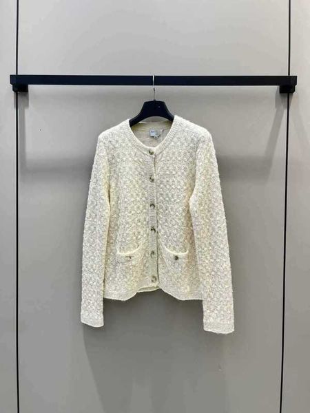 Suéteres femininos designer 2023 outono/inverno novo estilo de celebridade francesa elegante temperamento fino espumante lã em torno do pescoço de malha cardigan qfjp