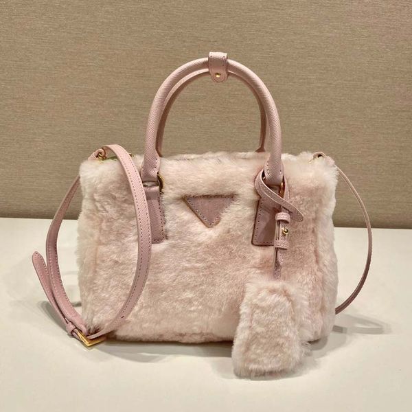 Bolsa de lã matadora de primeira linha combinada com uma alça longa removível também é uma bolsa de mão e vem com um pequeno pingente para simplicidade e moda