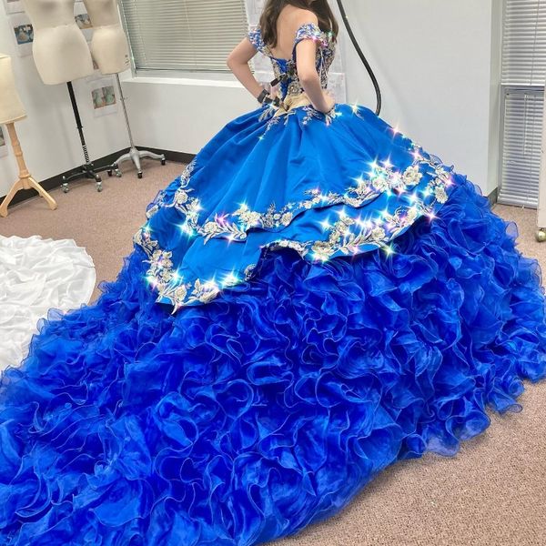 Splendido scollo a V blu con applicazioni lucide in pizzo con spalle scoperte Abito Quinceanera Abito da ballo Sweep Train Tulle a strati Abito da principessa per feste