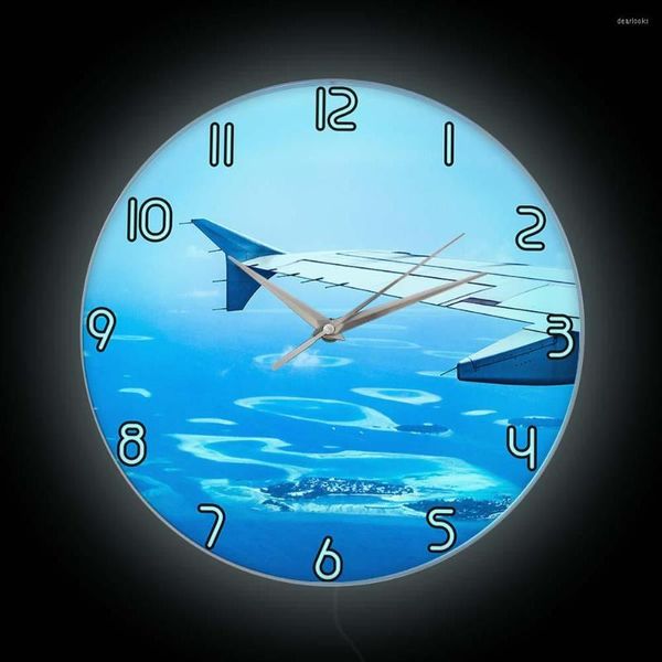 Orologi da parete che volano in aereo, cielo blu, design moderno, orologio illuminato, vista dall'alto, unità alare di volo, lampada da comodino luminosa