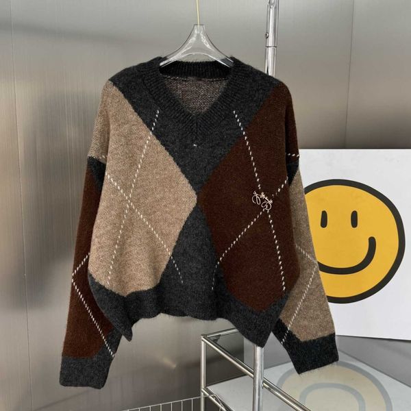 Luo Jia Autumnwinter Loe Niche Design Sense Brustnadel Kontrastfarbe Diamantgitter Altersreduzierender, locker sitzender Damenpullover mit kurzem V-Ausschnitt