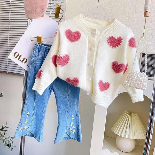 Kleidung Sets 2023 Mädchen Baby Frühling Herbst Winter Set Elegante Mädchen Kinder Perlen Liebe Stricken Pullover Jacken Jeans Stickerei Lange hose