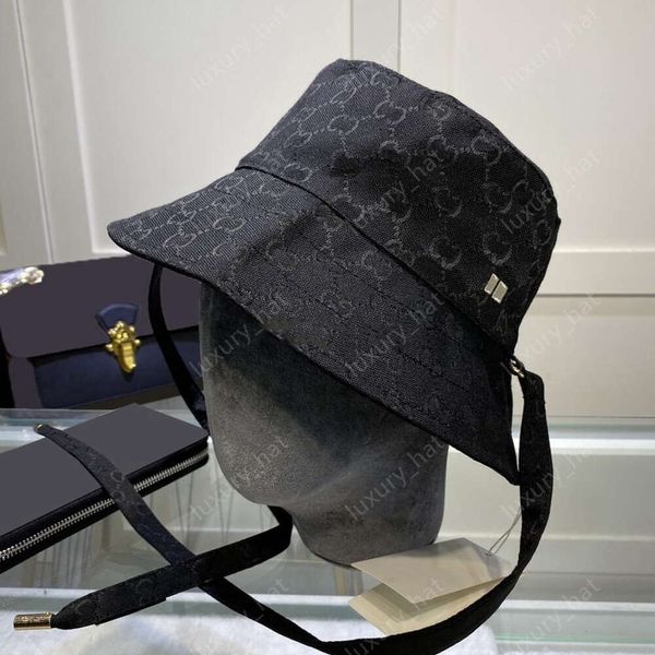 Chapéu de balde de designer Chapéu ajustado superior chapéu anti-sol Carta temperamento chapéu combinando design Viseira de moda para casais que viajam usam bem para o Natal e Ano Novo