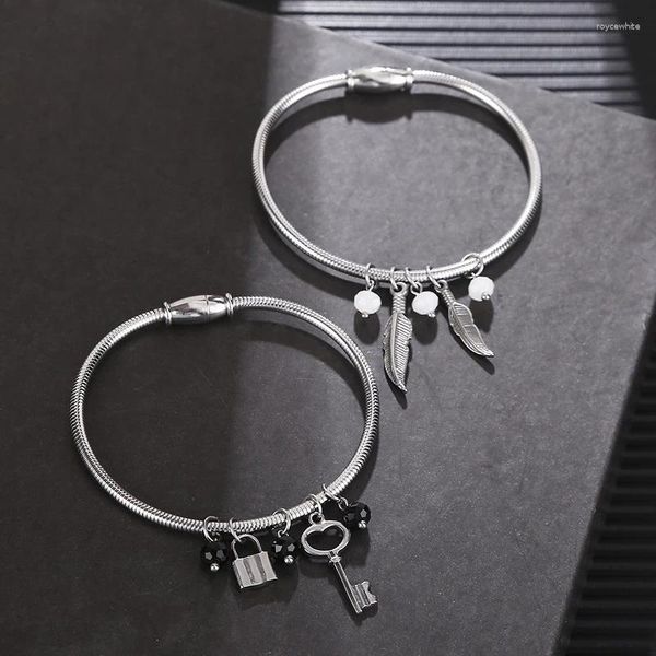 Bangle À Prova D 'Água Durável Jóias De Aço Inoxidável Mulheres Desgaste Do Partido Não Desvanecendo Bloqueio Chave Charme Penas Primavera Ímã Pulseiras De Metal