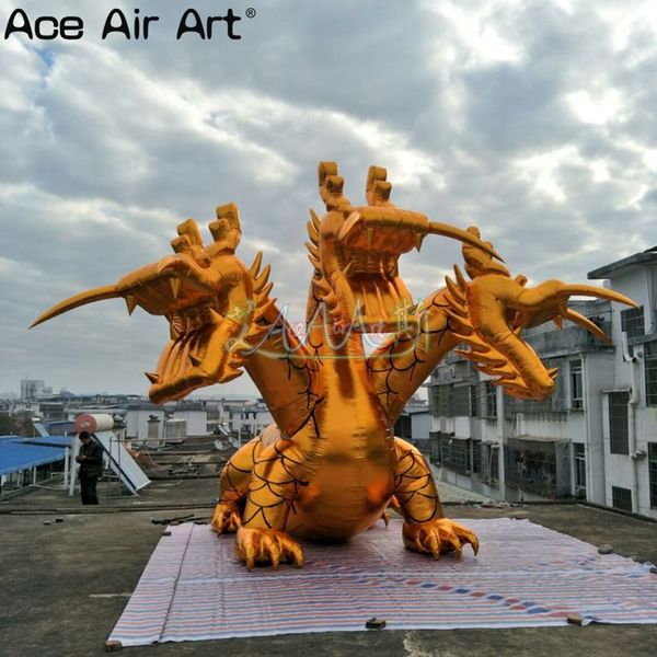 Ein prächtiger und lebendiger aufblasbarer goldener dreiköpfiger Drache für Ausstellungen oder kommerzielle Dekoration auf Partys und großen Partys