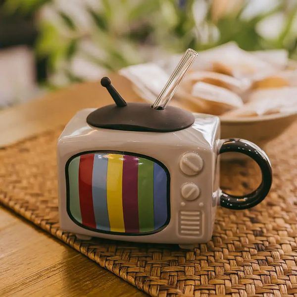 Tazze Creative 3D Televisione TV Forma Latte Birra con coperchio Tazza per la casa Bere squisito Bicchieri Caffè in ceramica Retro 231122