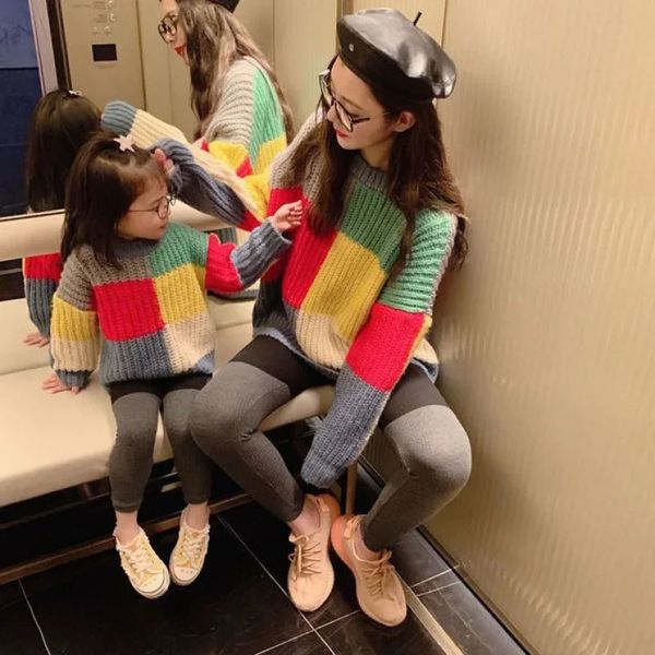 Roupas combinando para a família Suéter com aparência de família Papai e filho Roupas combinando Pai e filho Mãe e filha outono/inverno Rainbow Knit Tops Roupas 231123