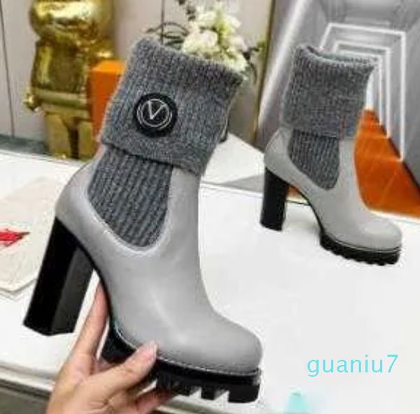 Mit Kragen und Seiteneinsätzen aus Wolle. Modische Sock-Boot-Booties mit profilierter Gummisohle