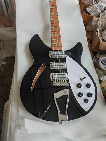 Backer 360 330 610 6-saitige schwarze E-Gitarre mit halbhohlem Korpus, einzelnes F-Loch, weißes Schlagbrett, 3 Toaster-Tonabnehmer, Dreieck-Inlay, Vintage-Mechaniken, spezieller Saitenhalter